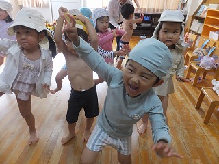 かわさん・水着体操（動画） - 西宮市の西宮教会こひつじ幼稚園 | 内容